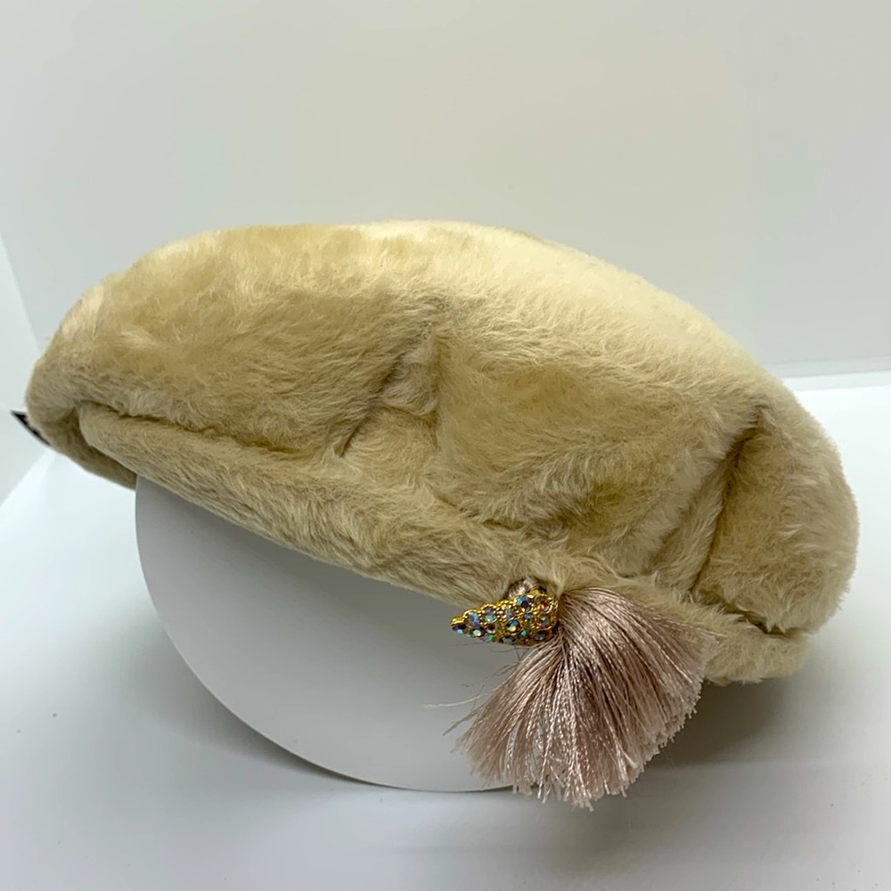 Damozel Musketeer vintage beret with rhinestone carrot detail.